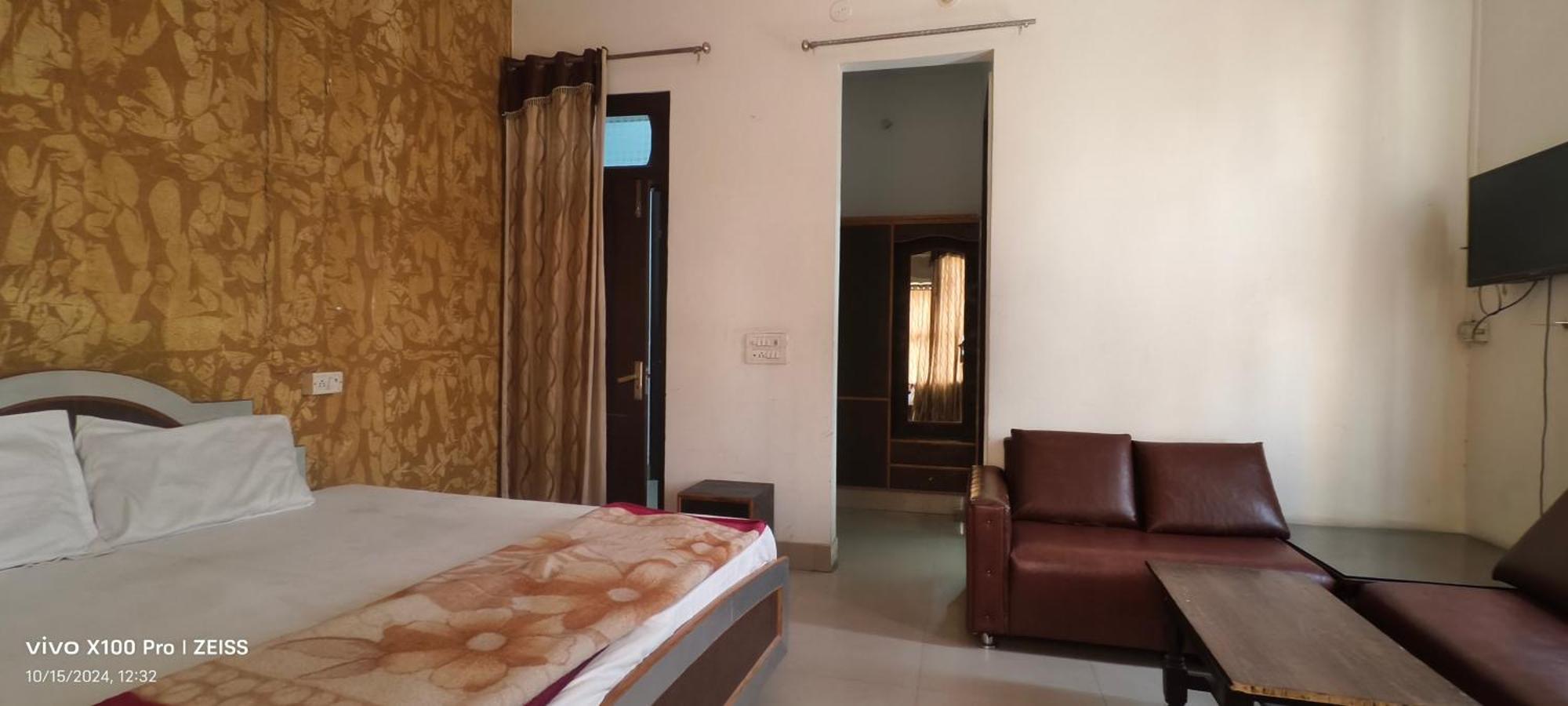 Surya Hotel Sirsa Exteriör bild